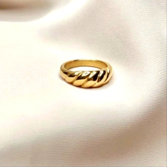 NWT Croissant Ring 18k Gold Over Brass, size 9 MSRP $50 - Picture 1 of 3